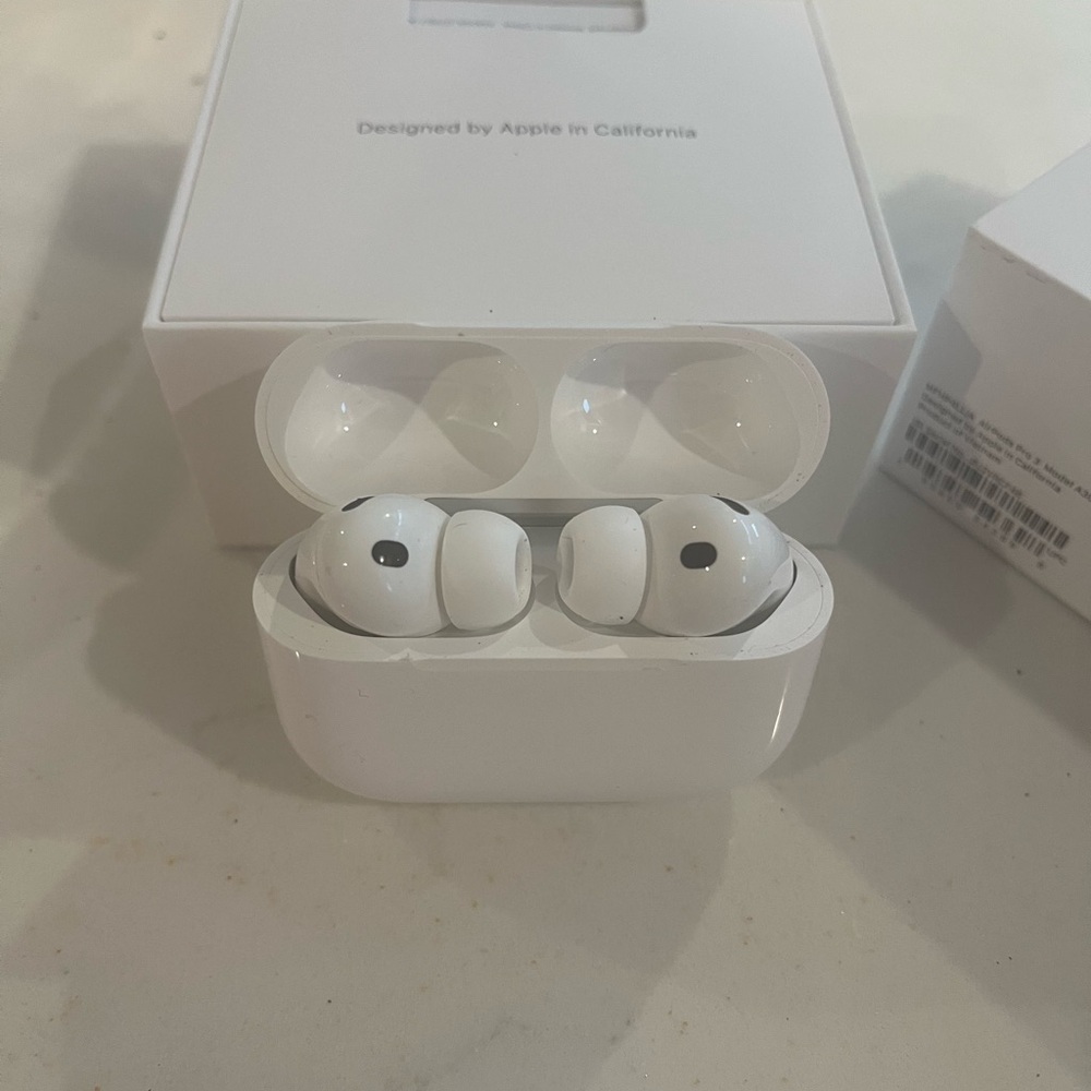 Apple pro White Earbuds with Charging Case
